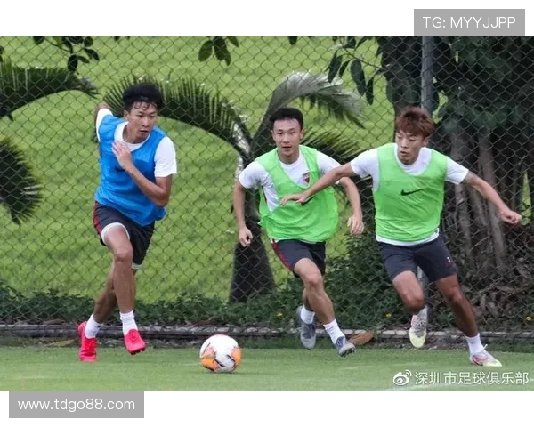 以足球组合技术比赛为核心探讨团队协作与竞技水平提升路径研究